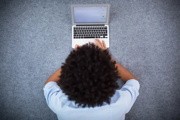 Dizüstü bilgisayar kullanarak afro saçlı adam Telifsiz Stok Fotoğraflar