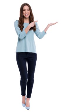 Genç kadın işaret ediyor