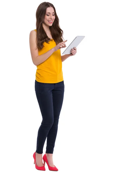 Mujer usando tableta digital — Foto de Stock