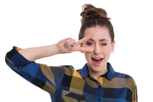 Junge Frau zeigt Friedenszeichen — Stockfoto