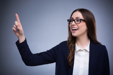 Genç kadın işaret ediyor