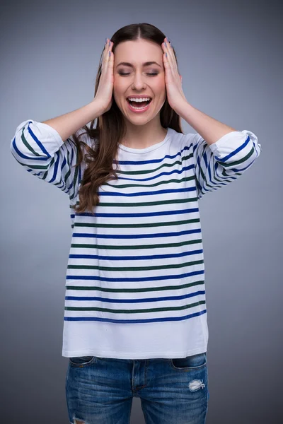 Ung kvinna som täcker öronen — Stockfoto