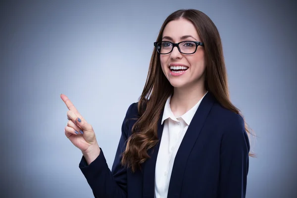 Junge Frau zeigt — Stockfoto