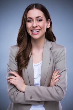 çekici bir kadın gülümsüyor