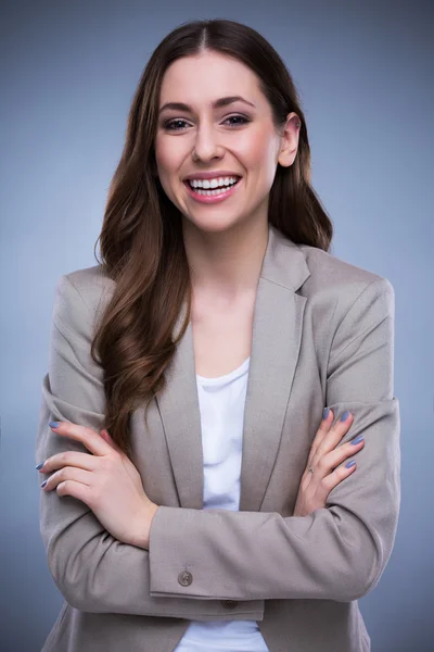 Aantrekkelijke vrouw die lacht — Stockfoto