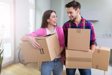 Yeni ev açmak kutuları ile Çift