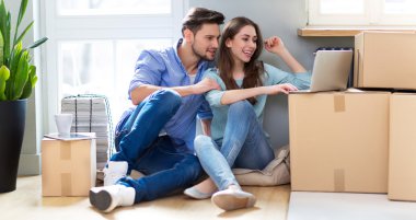 Yeni ev açmak kutuları ile Çift