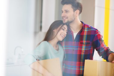 Yeni ev açmak kutuları ile Çift