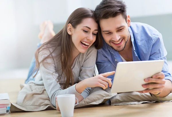 Pareja usando tableta digital juntos — Foto de Stock