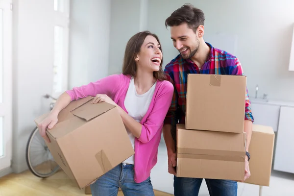 Couple with unpacked boxes in new home — Stock Photo, Image