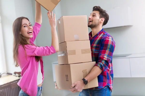 Couple with unpacked boxes in new home — Stock Photo, Image