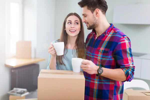 Couple with unpacked boxes in new home — Stock Photo, Image