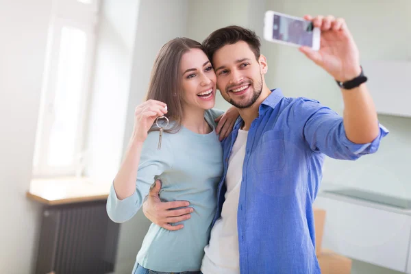 Casal com chaves para a nova casa — Fotografia de Stock