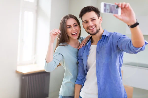 Casal com chaves para a nova casa — Fotografia de Stock