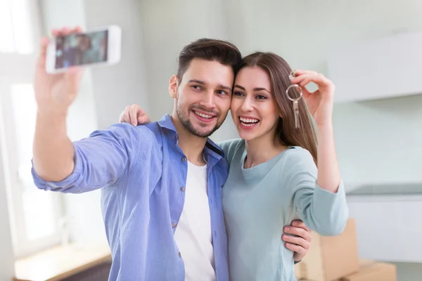 Par med nycklarna till nya hem — Stockfoto