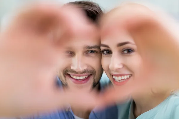 Glückliches junges Paar — Stockfoto