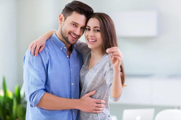 Pareja con llaves para un nuevo hogar — Foto de Stock