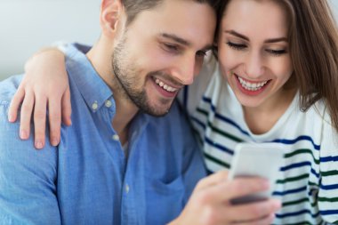 cep telefonuyla birlikte çift