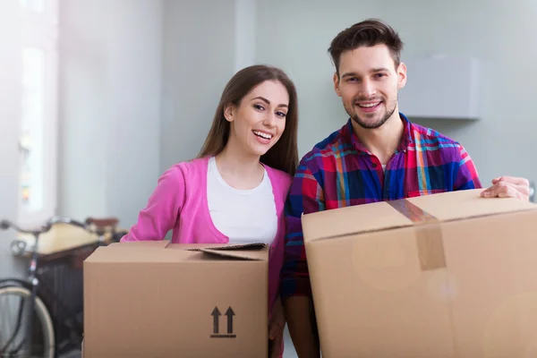 Couple with unpacked boxes in new home — Stock Photo, Image