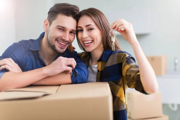 Casal com chaves para a nova casa — Fotografia de Stock