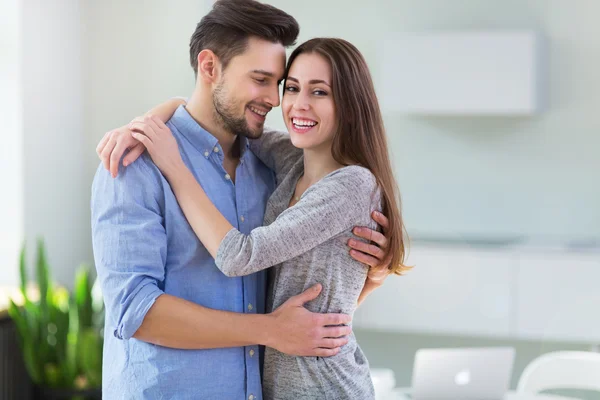 Feliz jovem casal — Fotografia de Stock