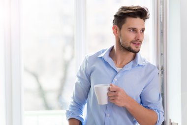 Pencere kahve içme adam
