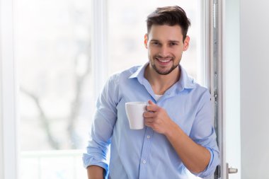 Pencere kahve içme adam