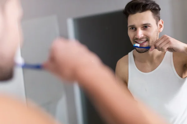 Homem escovar os dentes — Fotografia de Stock