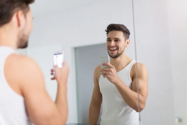 Człowiek przy selfie w łazience — Zdjęcie stockowe