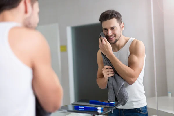 Junger Mann im Badezimmer — Stockfoto