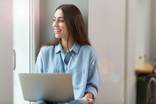 Junge Frau mit Laptop — Stockfoto