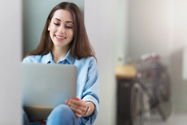 Jovem mulher com laptop — Fotografia de Stock