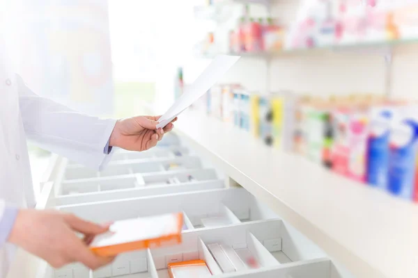 Prescrição de enchimento do farmacêutico — Fotografia de Stock