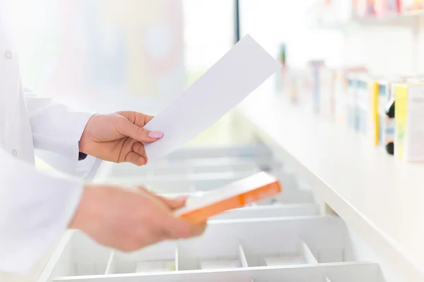 Prescrição de enchimento do farmacêutico — Fotografia de Stock