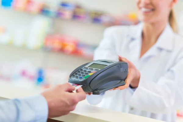 Pagar en la farmacia —  Fotos de Stock