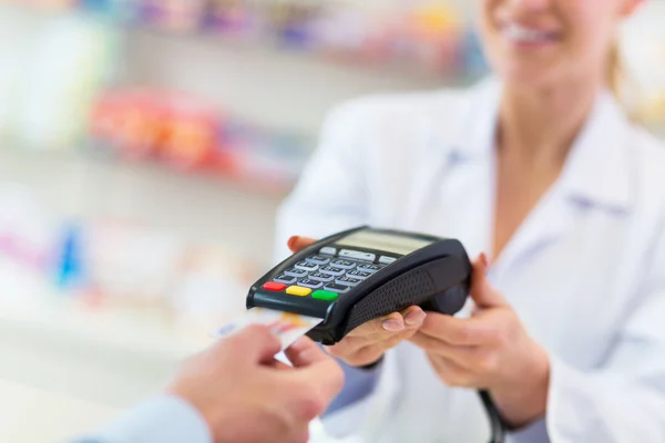 Bezahlen in der Apotheke — Stockfoto