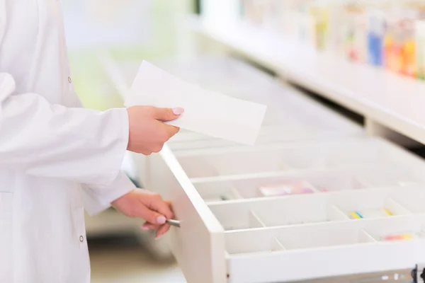 Pharmacist filling prescription — Stock Photo, Image