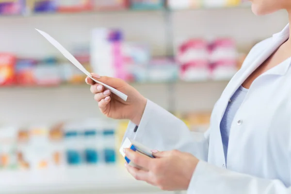 Farmacista Riempimento prescrizione — Foto Stock