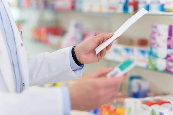 Pharmacien remplissant la prescription — Photo