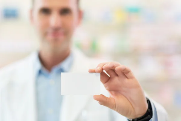 Farmacista in possesso di carta bianca — Foto Stock