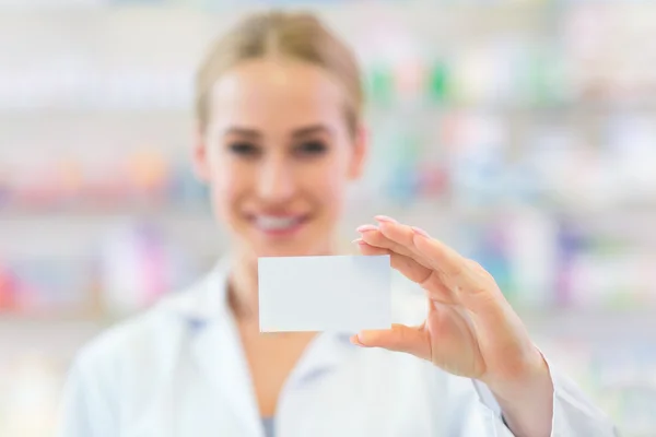 Farmacéutico con tarjeta en blanco —  Fotos de Stock