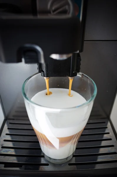 Kaffebryggare och kaffe glas — Stockfoto