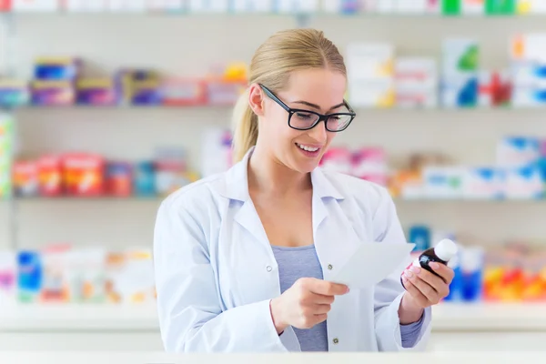 Farmacista femminile in farmacia — Foto Stock