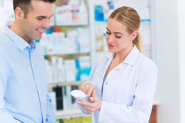 Farmacéutico y cliente en farmacia — Foto de Stock