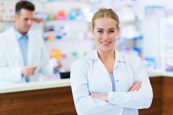 Farmacêuticos femininos e masculinos — Fotografia de Stock