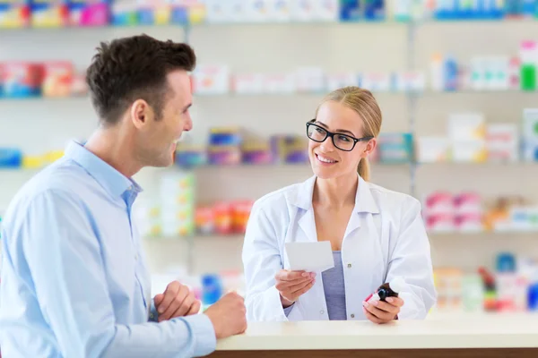 Apotheker und Kunde in der Apotheke Stockfoto