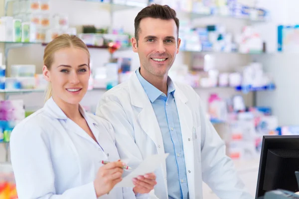 Farmacéuticas femeninas y masculinas — Foto de Stock