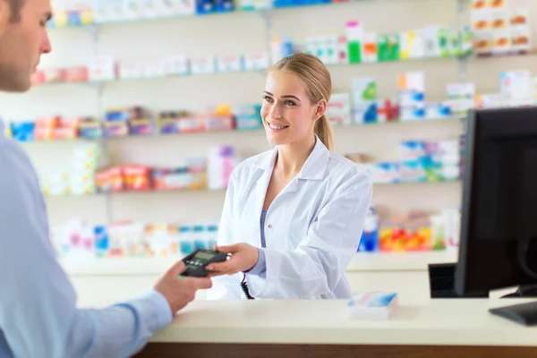 Farmacista e cliente in farmacia — Foto Stock