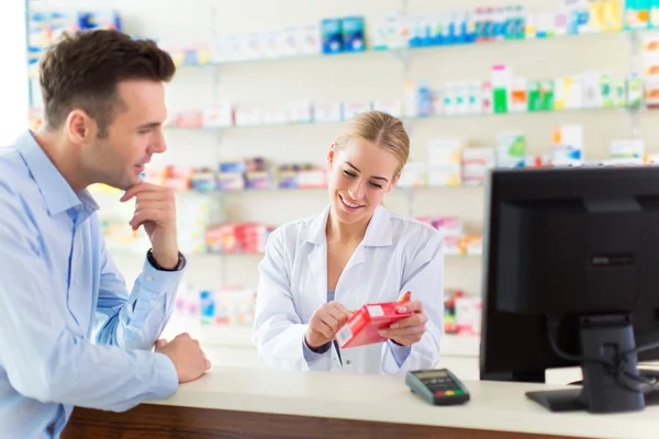 Farmacista e cliente in farmacia — Foto Stock