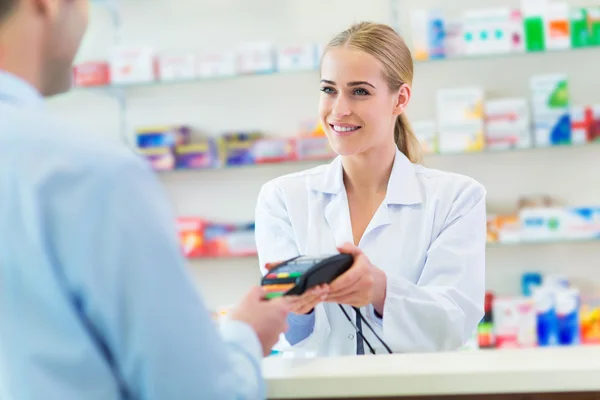 Farmacéutico y cliente en farmacia —  Fotos de Stock